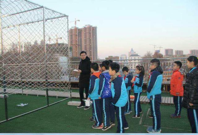 小手指 大梦想——记阳光实验小学“无人机”项目