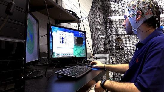 靠想一想就能控制一群无人机？美研究者已通过脑机接口实现