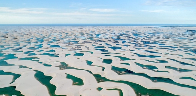 无人机镜头下巴西泻（潟）湖，色彩斑斓形态万千美不胜收