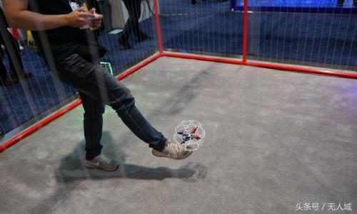 可以像足球一样被踢的无人机