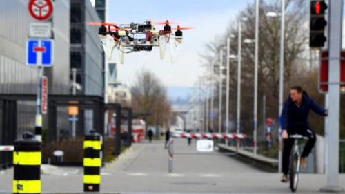 控制算法可以让无人机模仿自行车和汽车穿越城市