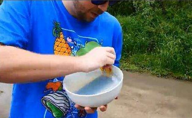 小伙测试手机质量，用无人机升到30米后，一个小失误手机就没了