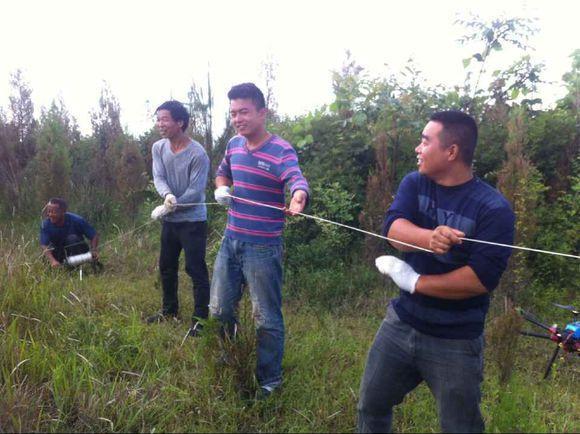 无人机派上大用场，工人用无人机架线 效率提高了数十倍