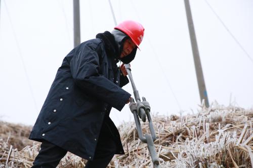 贞丰供电开展四旋翼无人机巡视覆冰线路