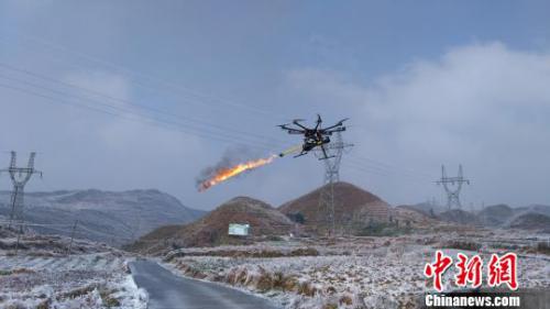 广东电网亮出高科技防冰 喷火无人机现身