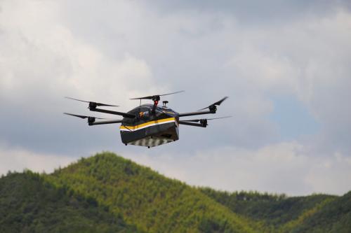 交警祭出无人机“神器”抓拍违停 网友：分不够扣啦！