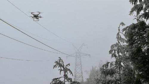 贵州省六盘水供电局：出动无人机对输电线路进行观冰