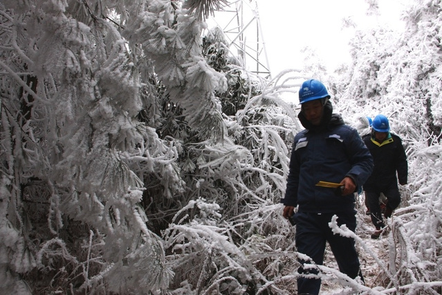南方电网云南首次成功使用无人机辅助除冰