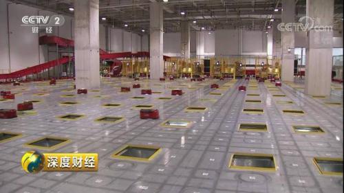 央视记者点赞京东物流 仓库分拣员变身时尚白领管理300个机器人