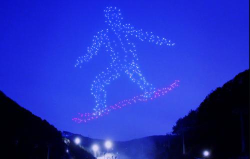 台媒猜歼20将成未来“蜂王” 指挥无人机作战