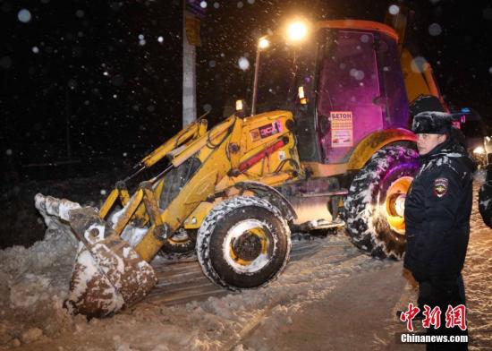 俄客机坠毁71人遇难：出动9架无人机勘察失事区域