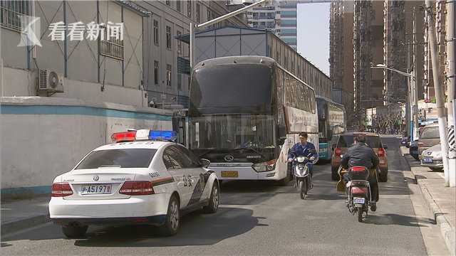 无人机取证站外上下客 高科技打击春运违法行为