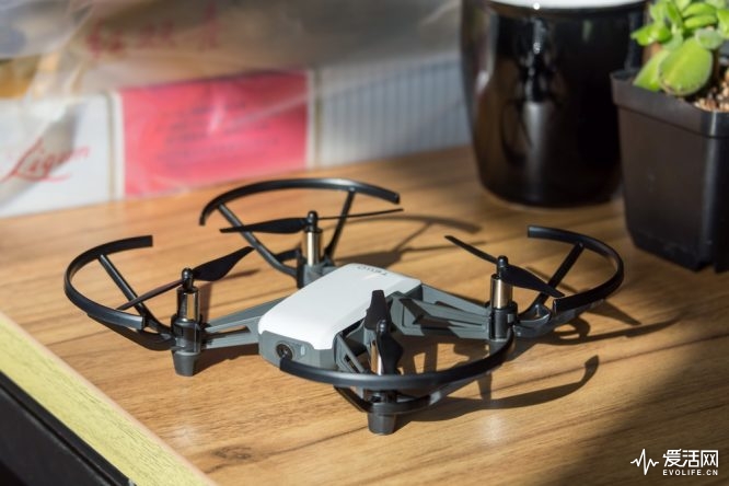 Intel大疆联手带你飞 小巧精悍的Tello能否让人种草无人机？