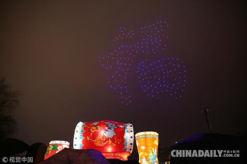 西安300架无人机雨中起飞秀灯光 夜空中送“福”惊艳震撼
