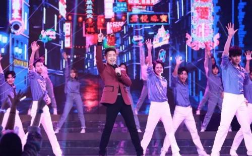 2018 CCTV 网络春晚，小黑侠联袂群星强势开场