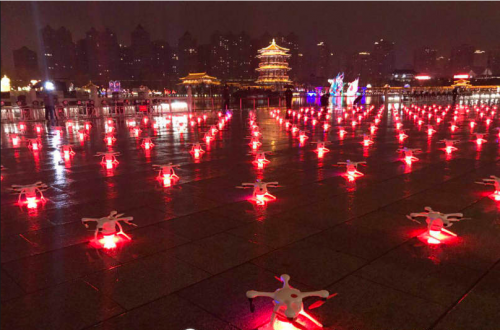 300架无人机在大唐芙蓉园升空 盘旋翻转上演大型空中灯光秀