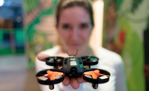 抢先看|小姐姐如何玩转YUNEEC HD Racer竞速机