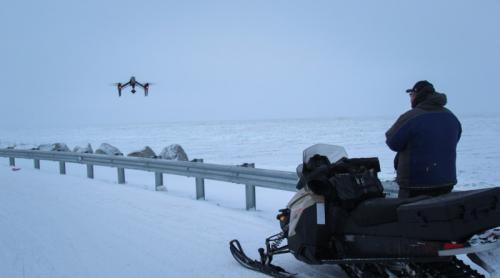 无人机代替肉眼观察冰层厚度，阿拉斯加猎人不再「如履薄冰」