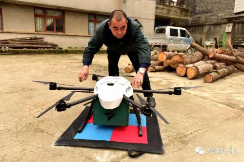 贵州的亲，无人机给你送包裹来了！