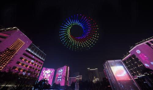 亿航白鹭3D立体无人机编队表演炫舞元宵节夜空 ——“硬科技”闪耀“西安年”
