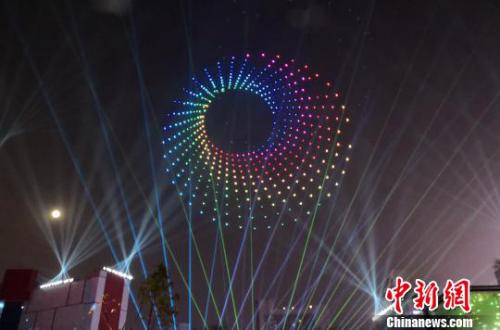 西安500架无人机“闹”元宵 科技元素打造视觉盛宴