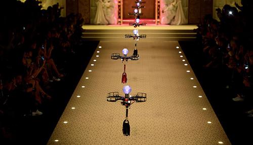 Dolce＆Gabbana新款手袋的走秀模特竟是无人机？！