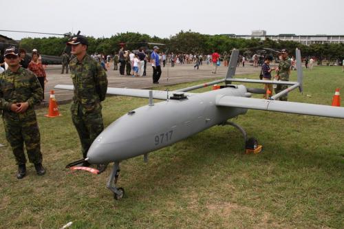 台军“锐鸢”无人机坠毁火光冲天 这次吓坏小学生