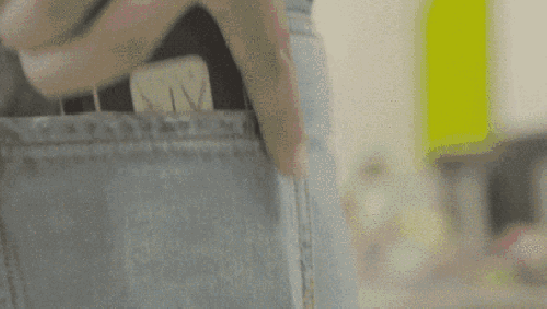 藏在手机壳里放口袋就能带走，这么小的黑科技无人机还是第一次见