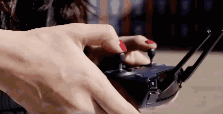 他们俩在集装箱码头搞什么飞机？