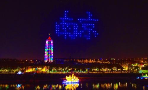 400台无人机上演绚丽灯光秀