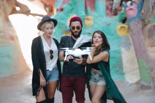 美国加州女团:Breeze无人机还有这种操作？