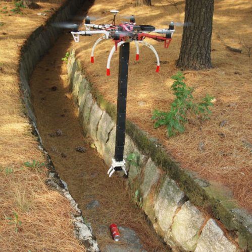 配备可折叠机械臂的无人机可在狭窄空间轻松拾起物体