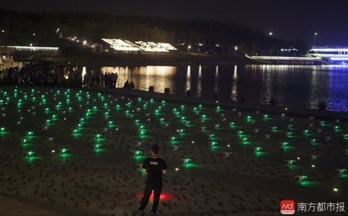 250余驾无人机空降深圳这个地方 表演震撼围观街坊尖叫