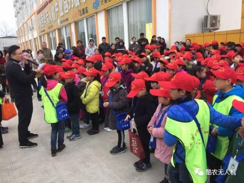 西华小记者赴无人机产业园观摩“神奇”无人机