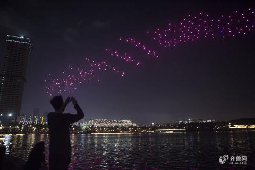 深圳250架无人机表演成“夜空中最亮的星”