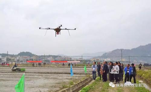 推广植保无人机播种技术,提升水稻生产机械化水平