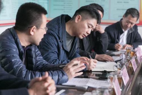 村长刘强东再赴平石头村，这次还把无人机带去搬运山核桃