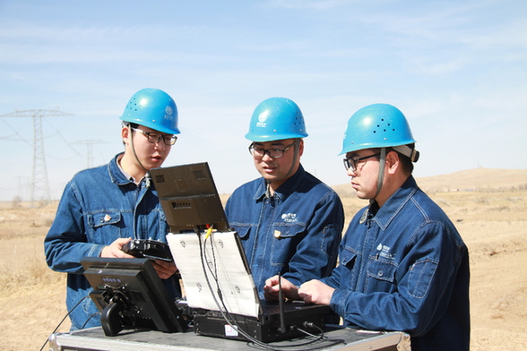 国网甘肃电力公司运用无人机巡视线路