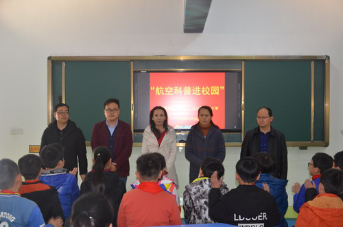 航空科普进校园 飞行体验受追捧