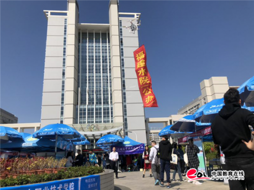 让技能飞入人心，快来围观招生现场的无人机！