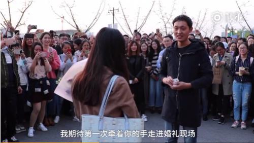 南航校园上演无人机送DR钻戒，学霸写1800首诗求婚