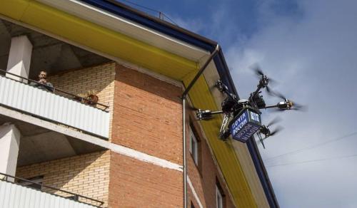 俄罗斯无人机送快递撞墙 2万美元瞬间损毁