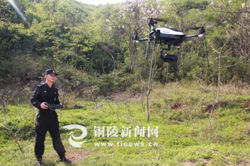 特警开展清明节文明祭扫宣传 出动无人机进行高空防火巡控