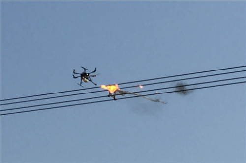 国网湖北检修公司采用喷火无人机清除高压线异物