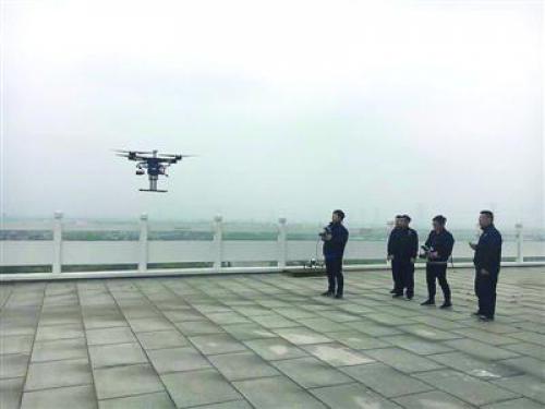 青浦出动无人机监测交通流量