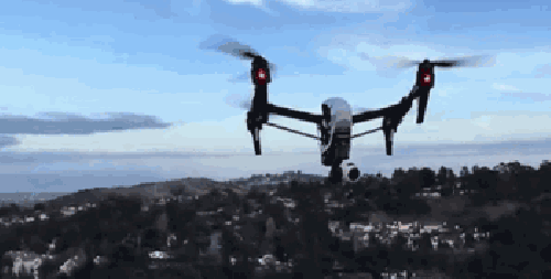 敢和大疆叫板！只有这个巴掌大，会飞的黑科技“自拍杆”了~