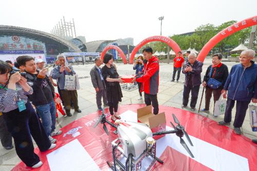 无人机现场送宝贝