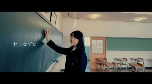 轻巧灵敏迷你航拍机穿梭课室，飞鸟视角近摄 JK 团体笑靥