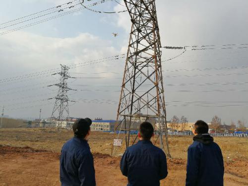 巡线“飞手”，电网守护者