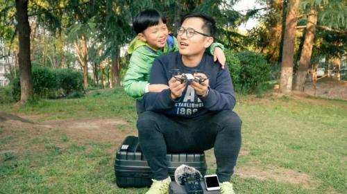 还在抖音上假装航拍？小朋友都上手无人机了！